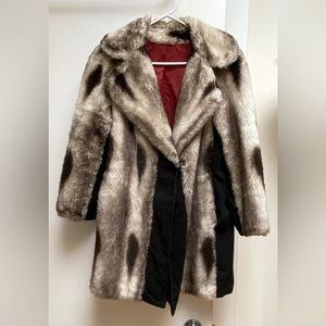 🚨🚨🚨VINTAGE!!! Women’s faux fur coat with leather trim